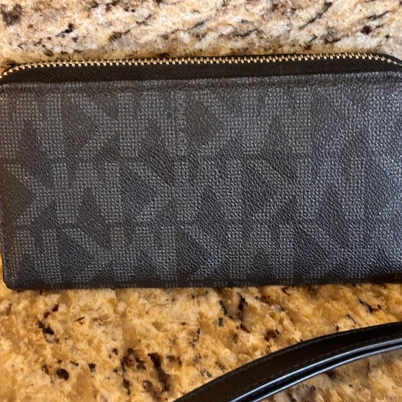Michael Kors Wristlet/ Wallet /Phone Holder - Picture 6 of 8